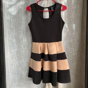 Women's Windsor Teacup Tan/Black Dress